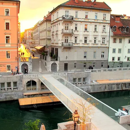 Riverbank Studio Apartma *